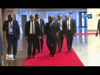 RTG/En marge des travaux du 17e sommet de la Francophonie le président Ali Bongo a rencontré son homologue Français Emmanuel Macron