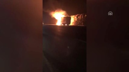 Saman Yüklü Tır Yandı