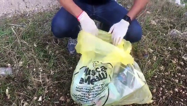 Rifiuti abbandonati: a Bari l'Amministrazione identifica il trasgressore e gli riporta il sacchetto a casa (con la multa)