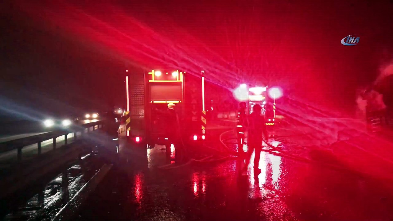 Tem otoyolunda elyaf yüklü tır cayır cayır yandı