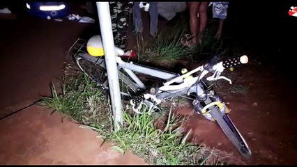 Ciclista bate em traseira de caminhão na Rua Corbélia