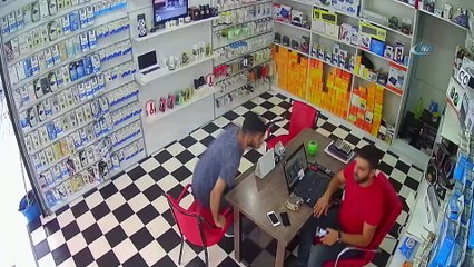 Vatandaşın gömleğinin cebinden cep telefonu çalan kapkaç zanlıları tutuklandı