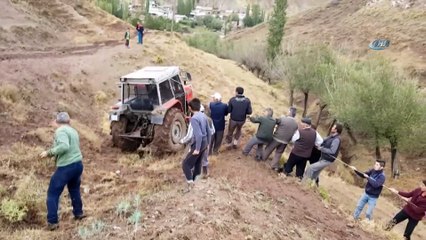 Çamura saplanan traktörü köylüler el birliğiyle kurtardı