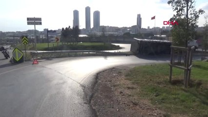 Kartal'da Meyve Suyu Yüklü Tır Devrildi