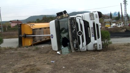 TIR'ların kavşakta çarpışma anı kamerada
