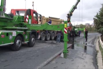 Tem'de Hafriyat Kamyonu Devrildi, Trafik Durma Noktasına Geldi