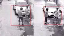 Delhi में Gun Point में महिला को लूटा, देखिए CCTV Footage | वनइंडिया हिन्दी