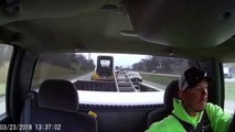 Ce conducteur qui tracte un engin de chantier va se faire la frayeur de sa vie...