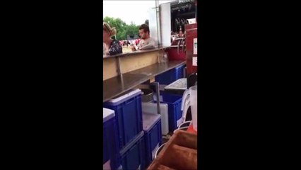 Tellement cuit qu'il mange sa glace avec le papier