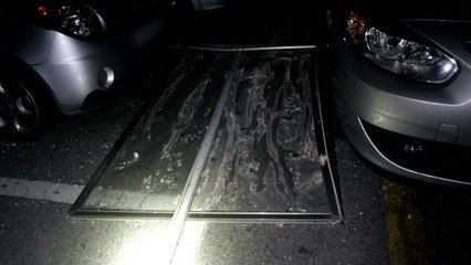 천안 아파트에서 부탄가스 폭발...주차된 차 피해 / YTN