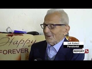 Luk Kolecit/ Edhe pse me probleme me shikimin, 92-vjeçari nuk e ndalon pasionin për leximin