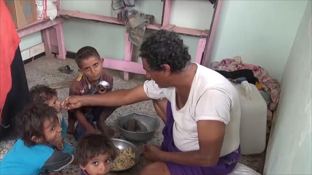 انهيار العملة يضاعف معاناة نازحي الحديدة باليمن