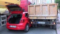 Beşiktaş’ta bir garip kaza...Birbirlerine yol vermeyen inatçı sürücülerden biri kamyonetlerin arasına sıkıştı