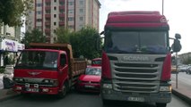 Beşiktaş'ta otomobil kamyonların arasında sıkıştı - İSTANBUL