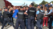 Face-à-face tendu entre les gendarmes et les pro-migrants
