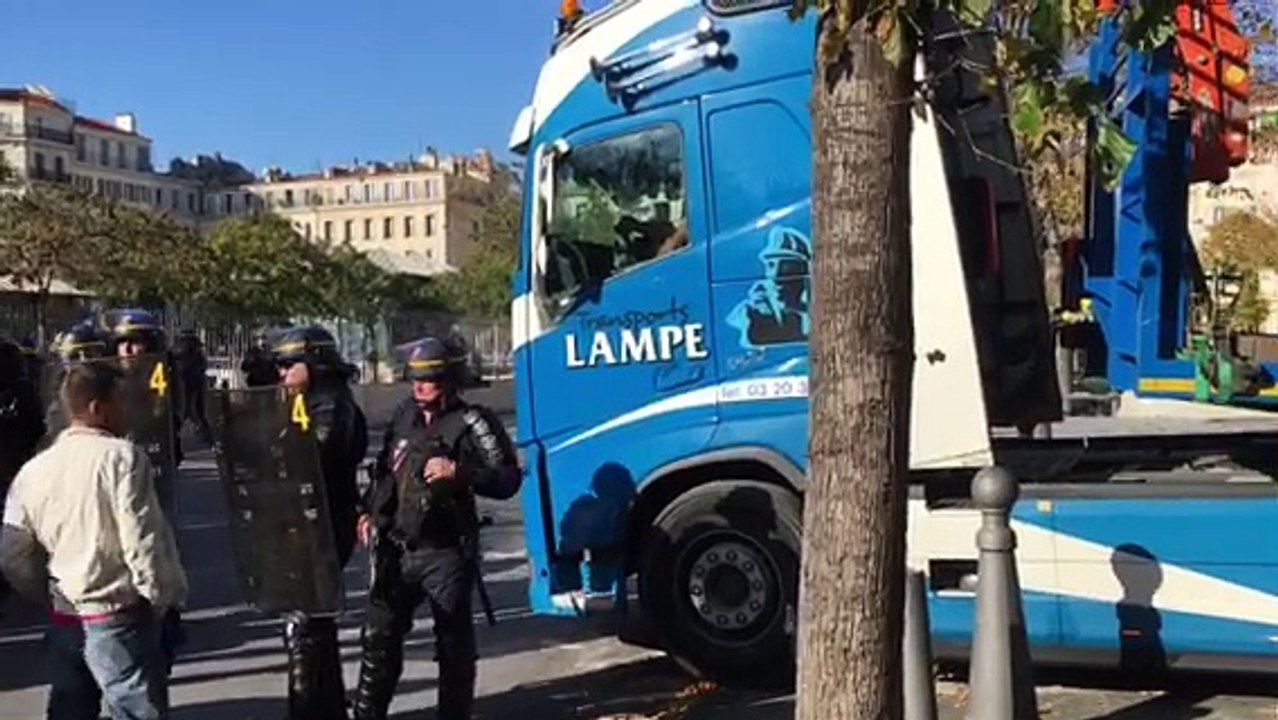 Marseille - Manifestation pour le marché de la Plaine : les protestataires empêchent l'installation de blocs de béton