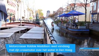 Motorcrosser raast over water in Den Haag