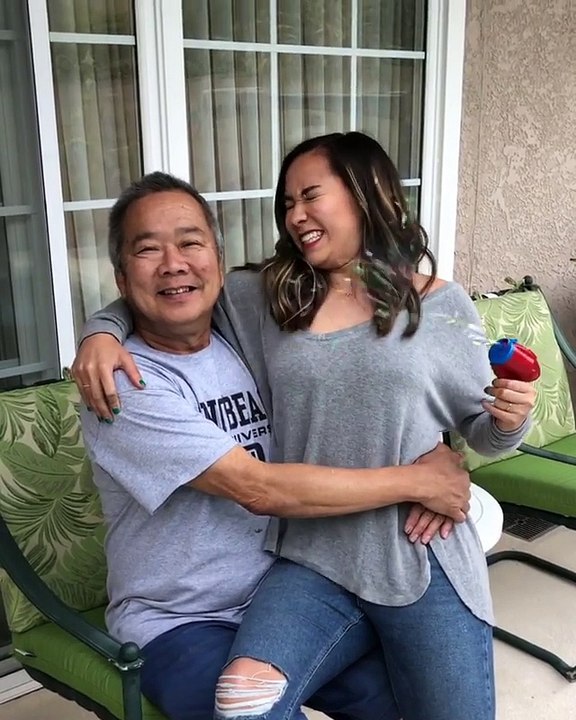 Une fille s'amuse à faire peur à son père