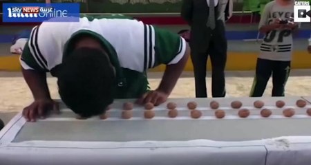 شاب يكسر 247 حبة جوز ويسجل رقم قياسى غريب