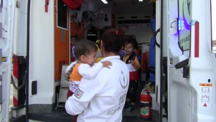 Otomobil bariyerlere çarptı: Anne ve 2 çocuğu yaralandı