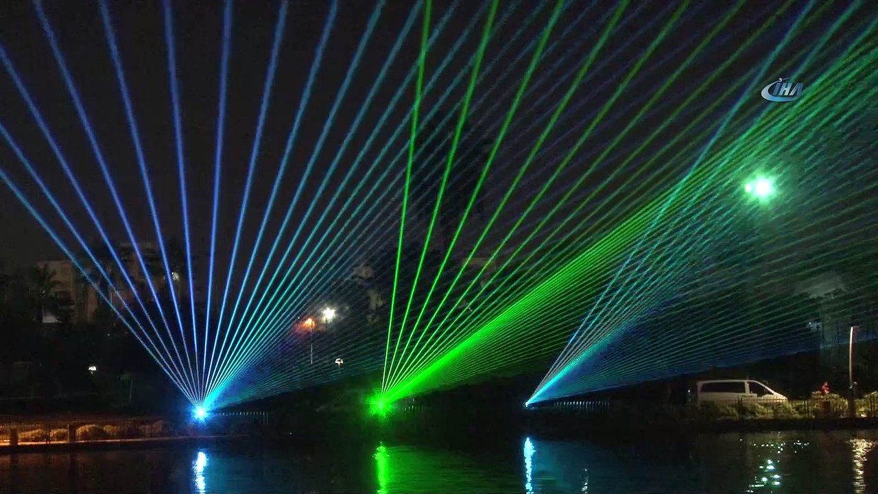 Adanalılar Lezzet Festivali'nde ışık ve havai fişek gösterisiyle coştu