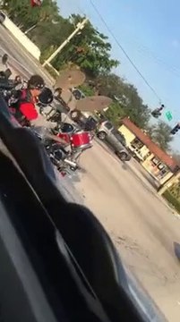 Ils croisent un motard pour le moins original... Biker batteur