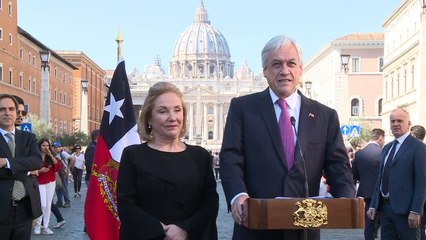 El papa expulsa a dos obispos chilenos tras visita de Piñera