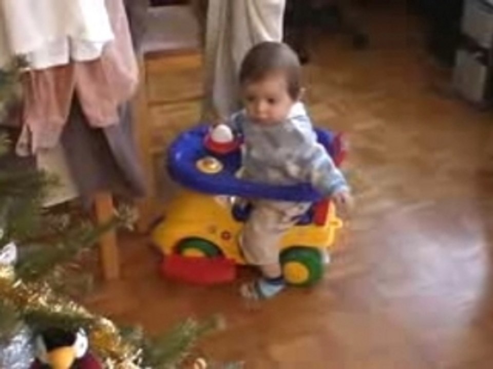 bébé en trotteur 2