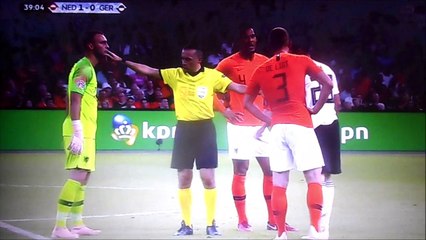 Jasper Cillessen comically kicks the ball in the head of Mark Uth!