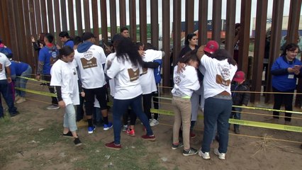 Un muro de abrazos en la frontera entre México y EEUU