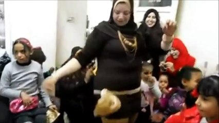 Arapların kına gecesinde şahane oynayan kız