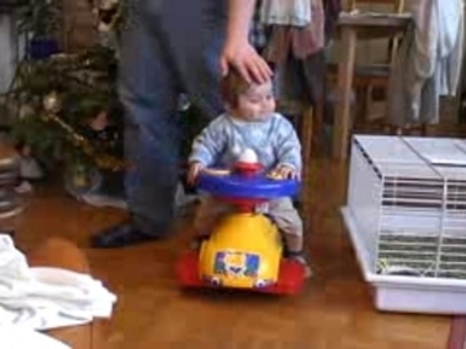 bébé en trotteur 3