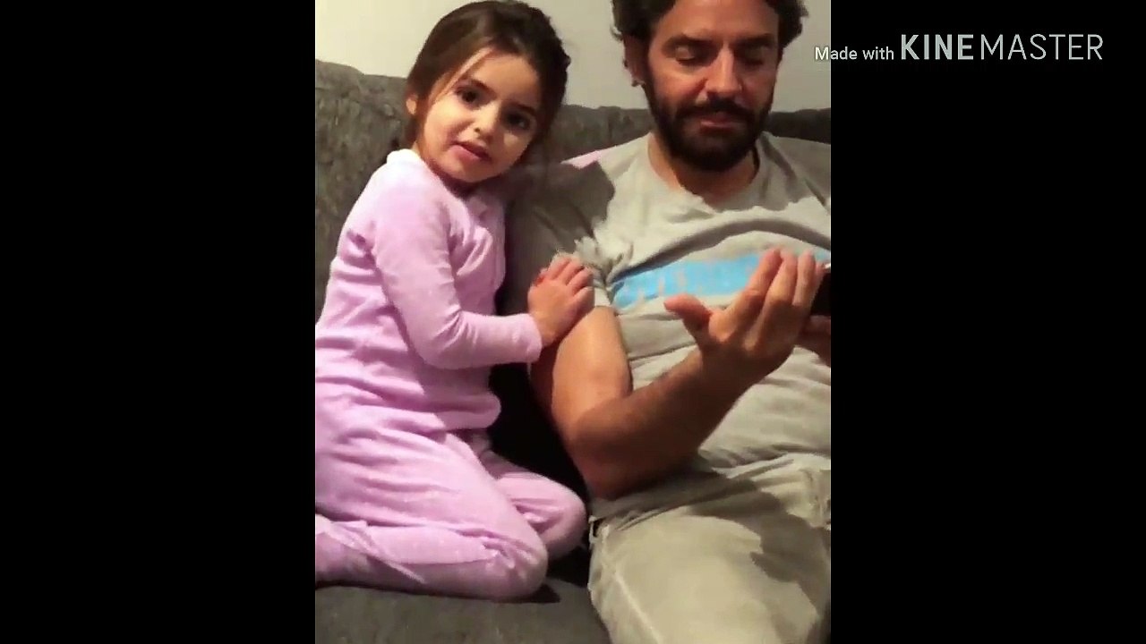 Eugenio Derbez le muestra videos a Aitana de su mamá Silva Derbez