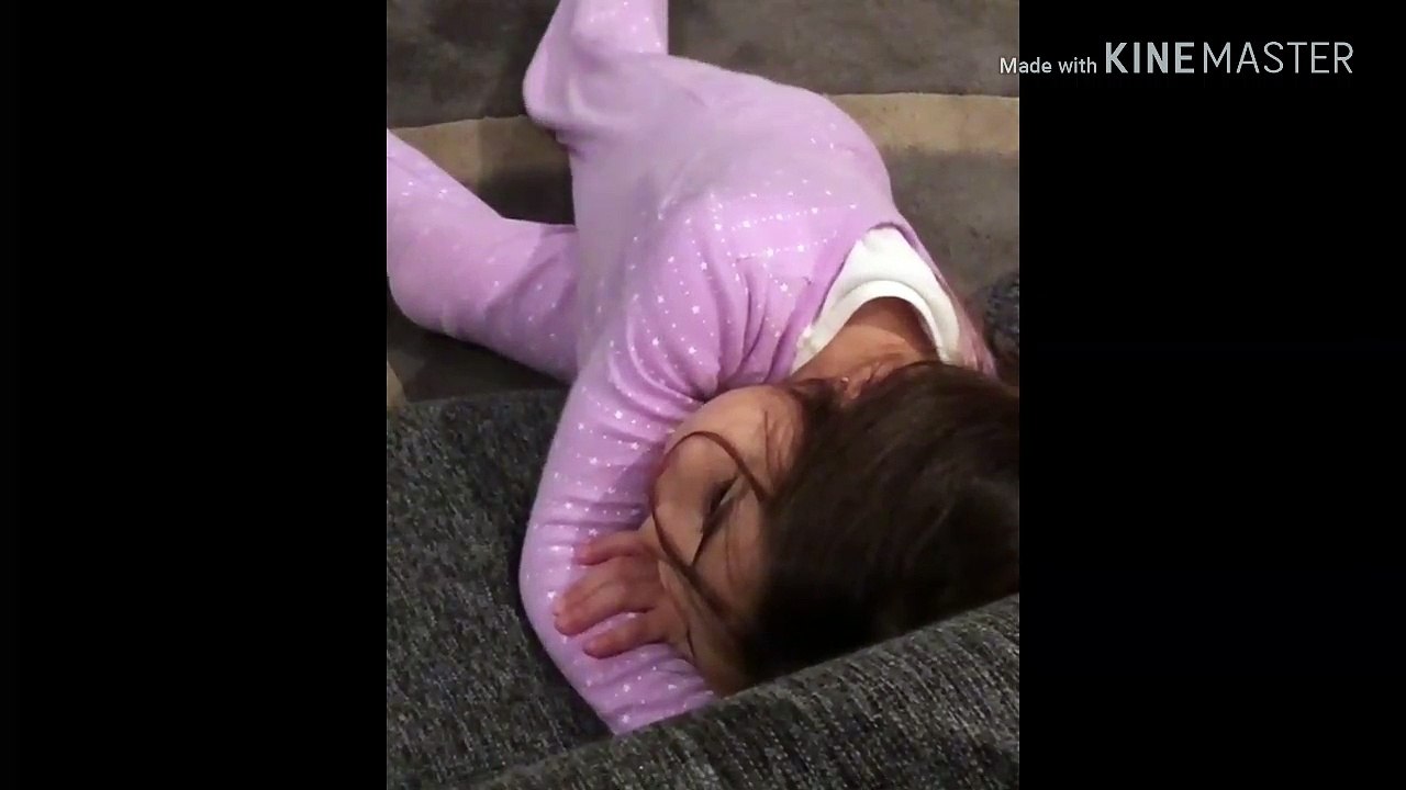 Eugenio Derbez y su hija Aitana cantando