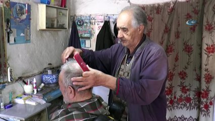 65 yıldır ekmeğini tıraş yaparak kazanıyor