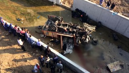 İzmir'de mültecileri taşıyan kamyon kanala uçtu: 19 ölü