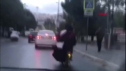 İstanbul Maltepe'de Bir Ailenin Tehlikeli Yolculuğu Kameraya Yansıdı