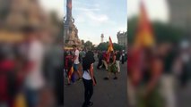 Hombre con la bandera de España es retenido por los Mossos