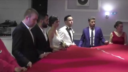Düğünde Açılan Dev Türk Bayrağı Davetlileri Duygulandırdı