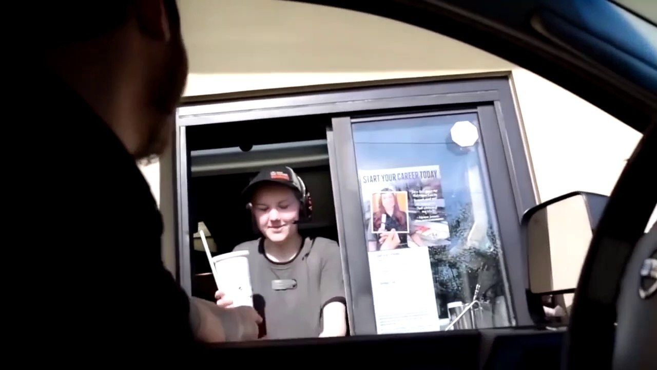 Quand la vendeuse McDo du Drive se venge sur un conducteur.