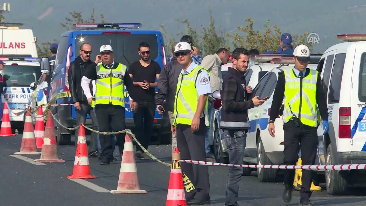Düzensiz göçmenleri taşıyan kamyon devrildi (5) - İZMİR