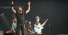 Foo Fighters : Enter Sandman / Metallica cover with 10 years old kid live