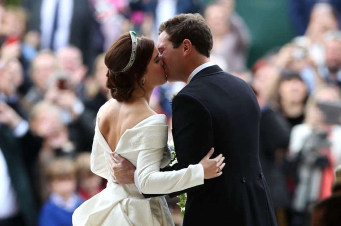 Kraliçe Elizabeth'in Torunu Prenses Eugenie, Sırtındaki Ameliyat İzlerinin Herkesi Örnek Olması İçin Duvak Takmadı