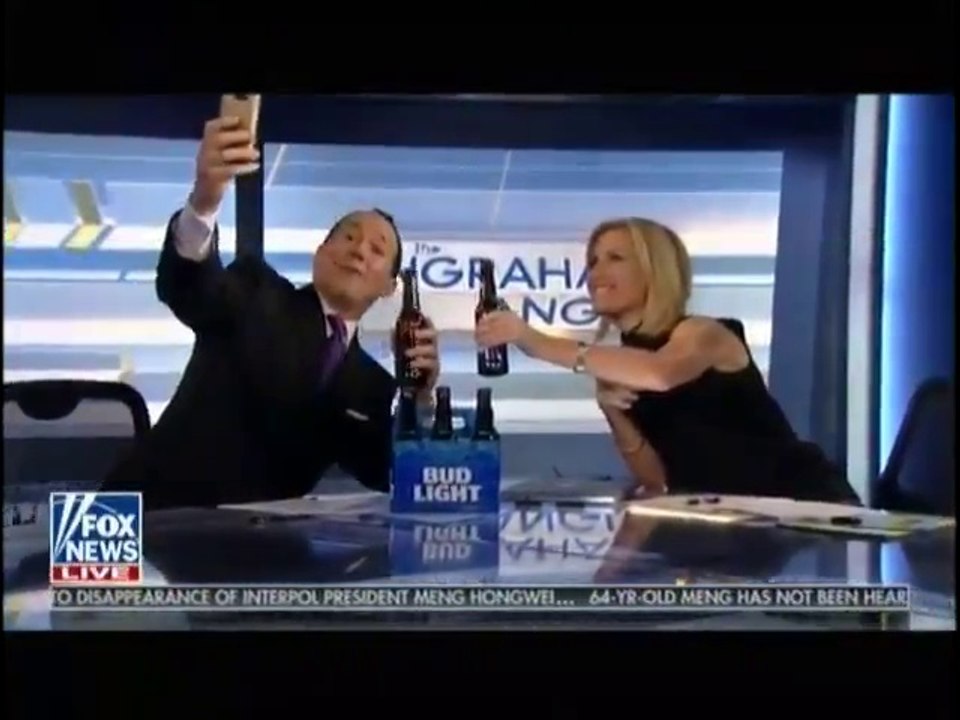 Un journaliste chute après avoir voulu faire un selfie lors de son JT