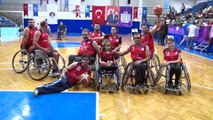 Eski milli basketbolculardan engellilere anlamlı destek