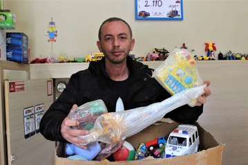 Bozuk Oyuncakları Tamir Edip Çocukları Sevindiriyor