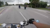 Motorcyklist faller när han försöker sig på en wheelie