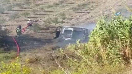 Minibüs Alev Aldı, Panikleyen Sürücü Tarlaya Daldı