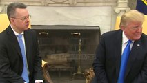 Pastori bie në gjunjë përpara Trumpit në Zyrën Ovale - Top Channel Albania - News - Lajme
