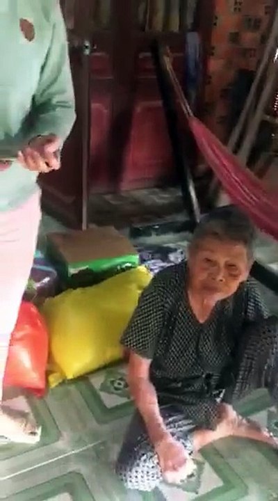 On October 14th, the group also visited the 78-year-old Nguyen Van Nhan's family